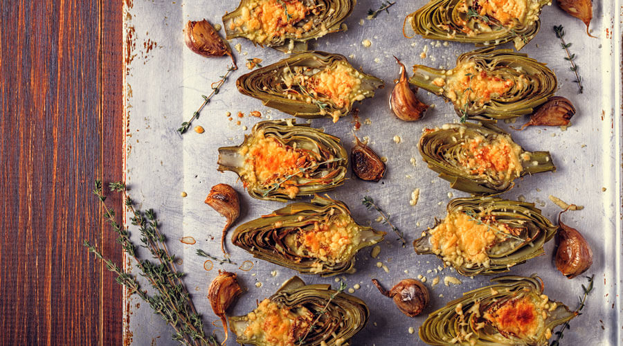 Alcachofas tostadas con queso viejo de cabra y trufa negra