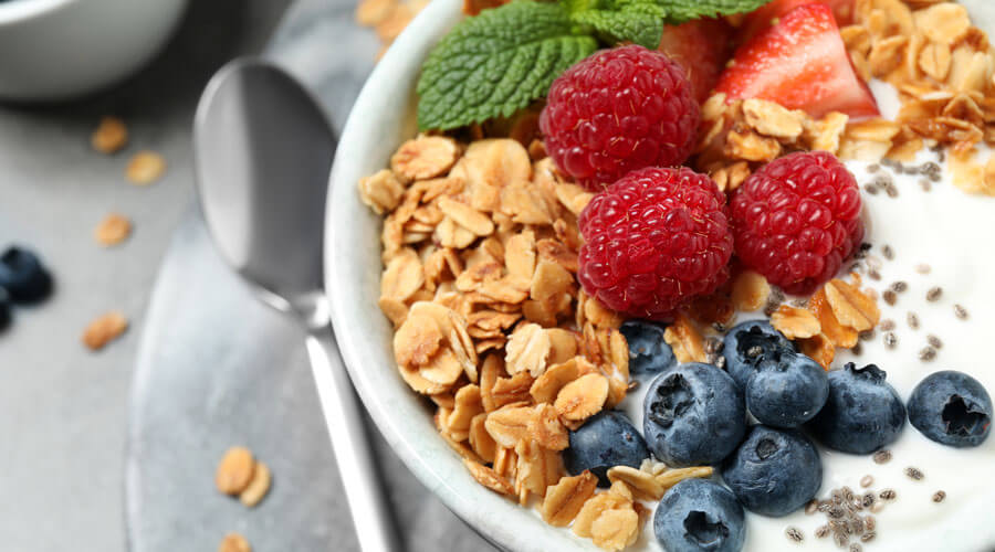 Kéfir griego con frutos rojos y nueces