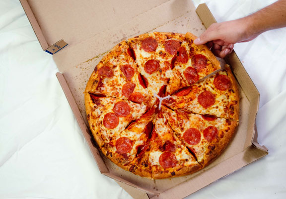 Las cajas de pizza se depositan en el contenedor de cartón
