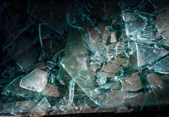 Los cristales rotos se depositan en el contenedor verde