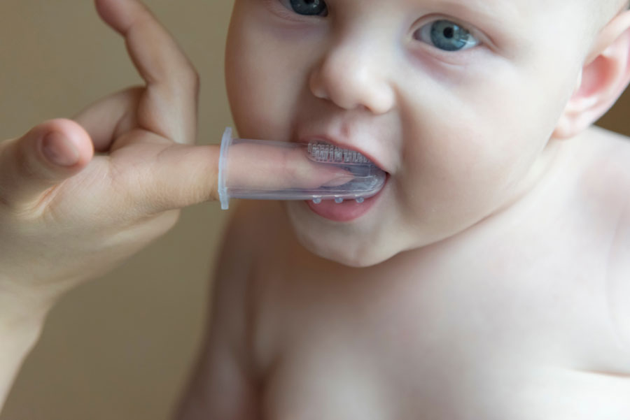 ¿Cómo debo lavar los dientes del bebé?