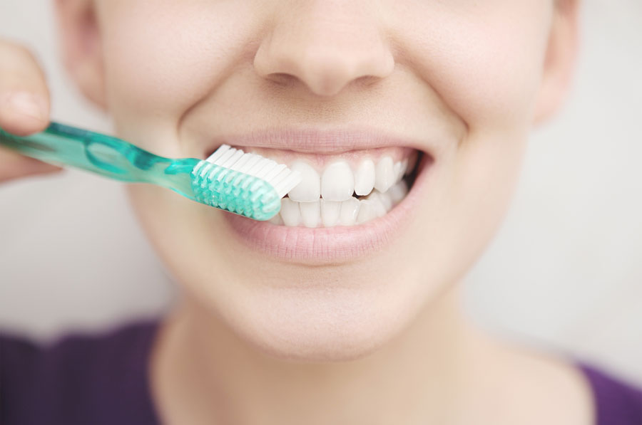 Persona cepillandose los dientes